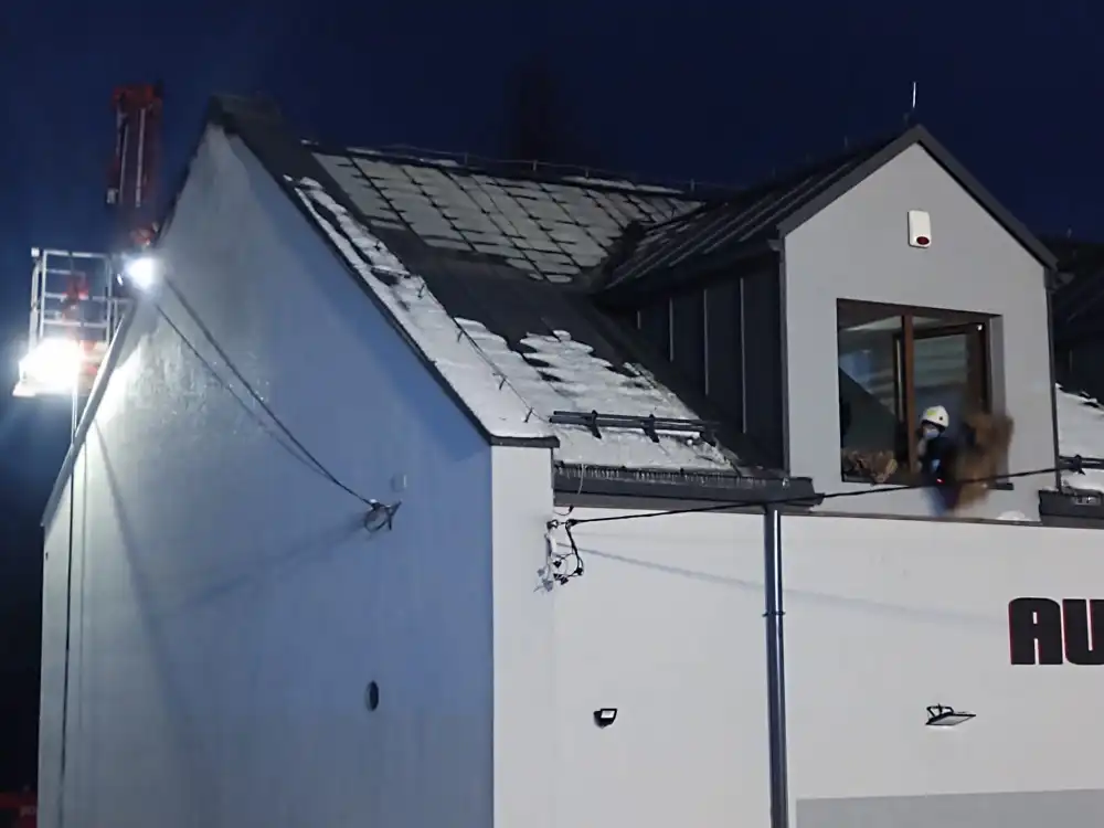 Pożar budynku w Cieniawie. Na parterze znajdował się warsztat samochodowy