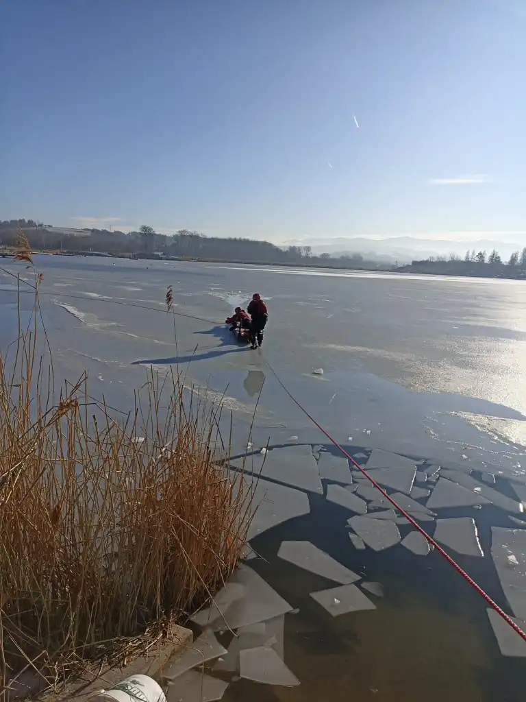 Szkolenie strażaków na lodzie. Ratownictwo w trudnych warunkach