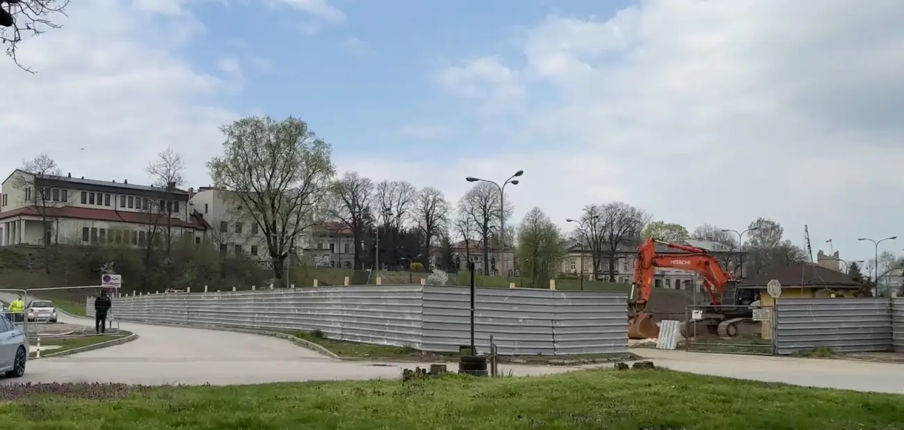 Ciężki sprzęt na placu. Historyczny młyn przechodzi przemianę