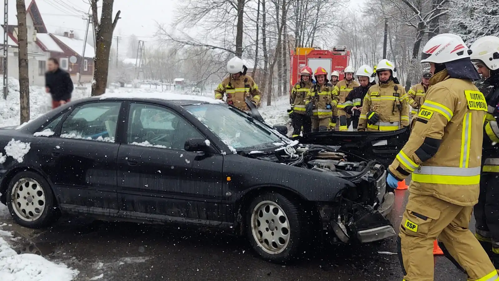 Polna: zderzyły się dwie osobówki. Jedna z nich wpadła do potoku