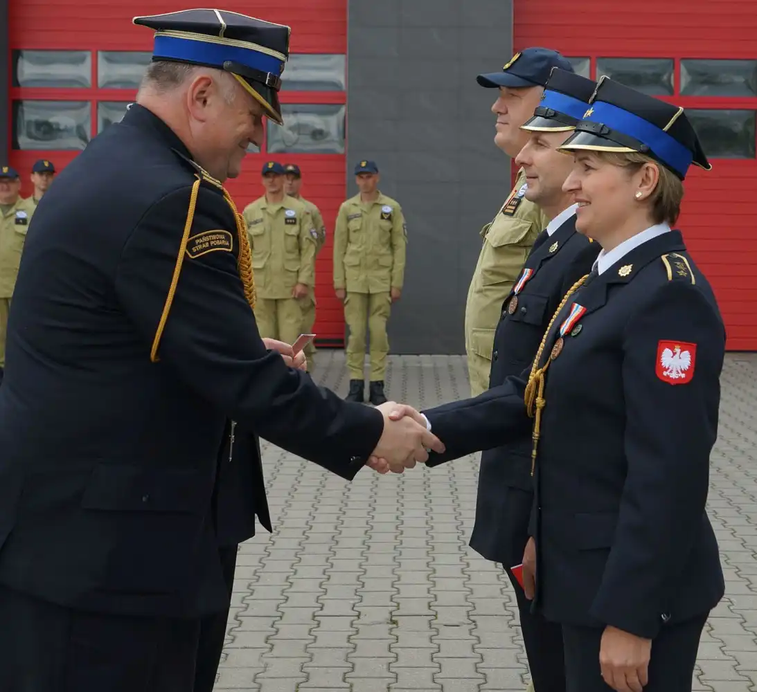 Powiatowy Dzień Strażaka. Starosta wręczył Złote Jabłka Sądeckie strażakom ze Specjalistycznej Grupy Poszukiwawczo-Ratowniczej