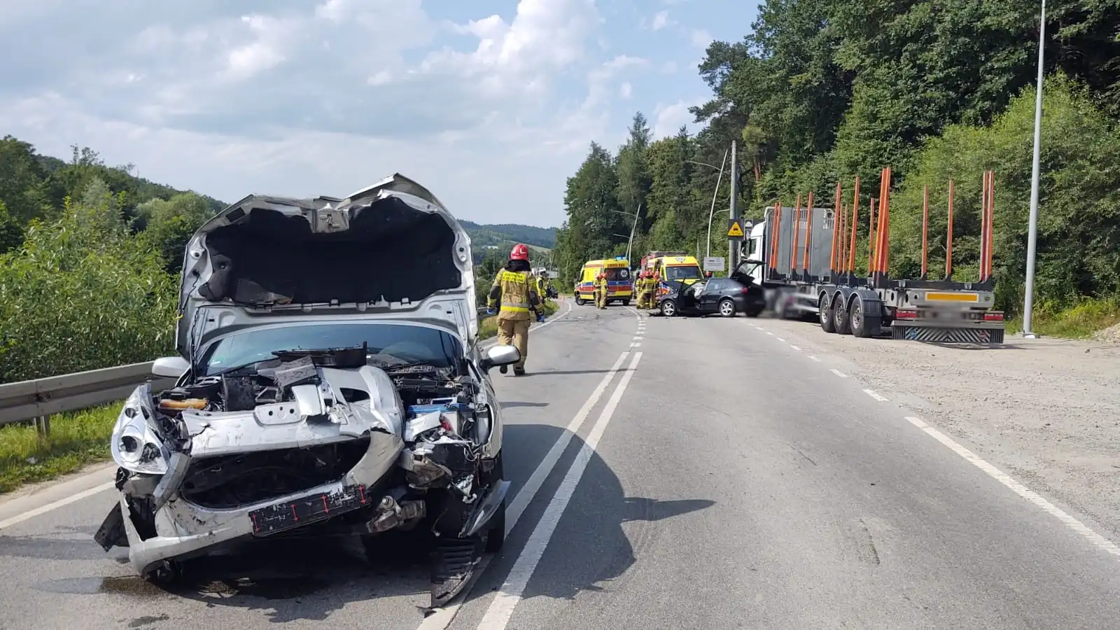 Wypadek w Nowym Sączu. Czołowo zderzyły się dwa pojazdy. Pięć osób poszkodowanych