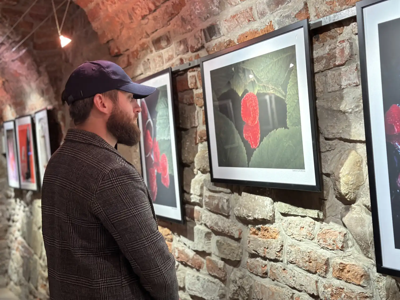 „Różne punkty widzenia”. Fotograficzna podróż przez wyjątkową wystawę w Sądeckiej Bibliotece Publicznej