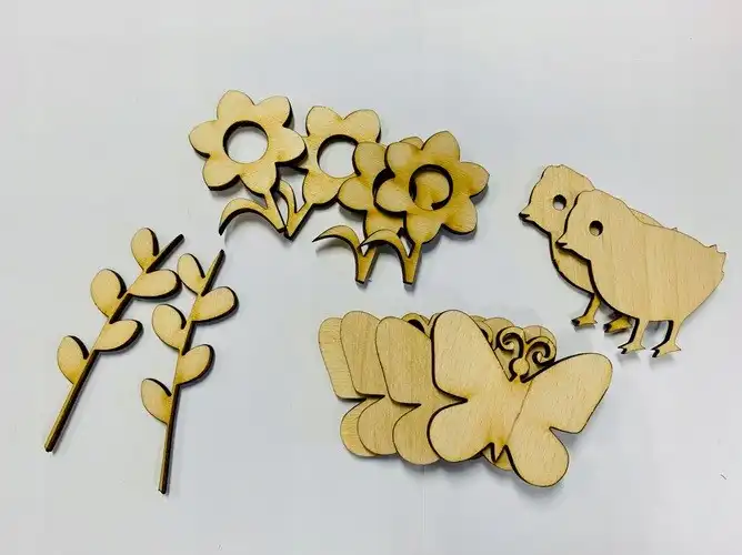 W ZAZ w Nawojowej osoby z niepełnosprawnościami robią świąteczne ozdoby