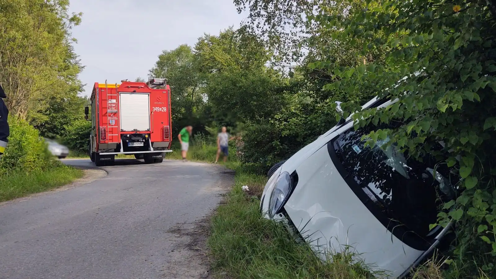 Wypadek w Stróżach. Samochód osobowy wypadł z drogi. Dwie osoby poszkodowane