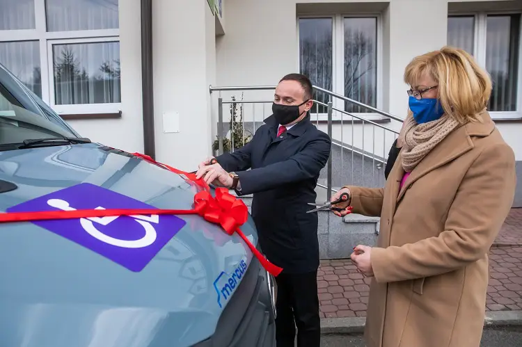 WTZ w Siołkowej ma nowy samochód do przewozu osób niepełnosprawnych