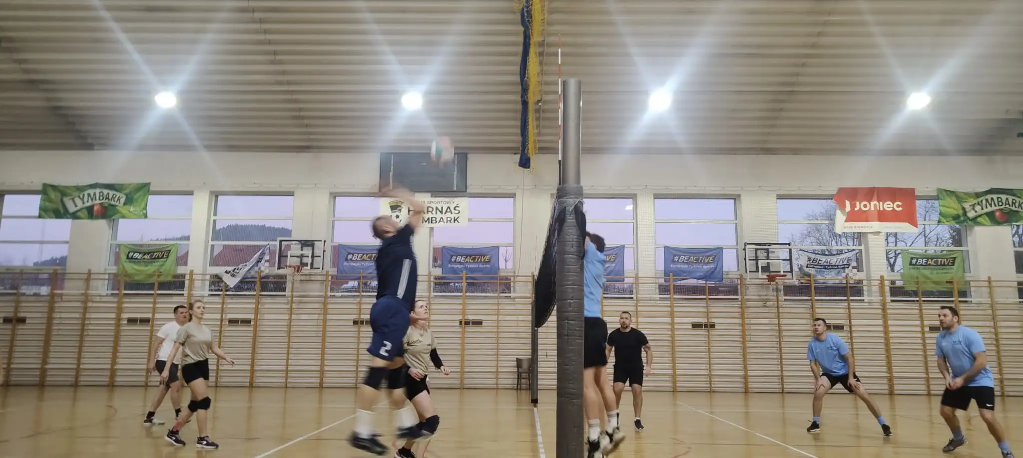 Strażacy w akcji na boisku. Turniej Piłki Siatkowej w Tymbarku