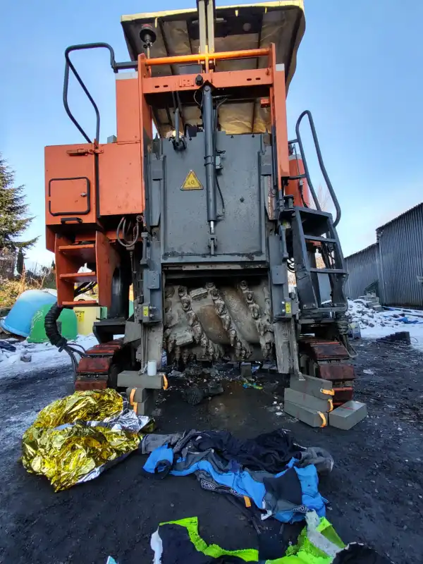 Grybów: Mężczyzna został wciągnięty do maszyny drogowej