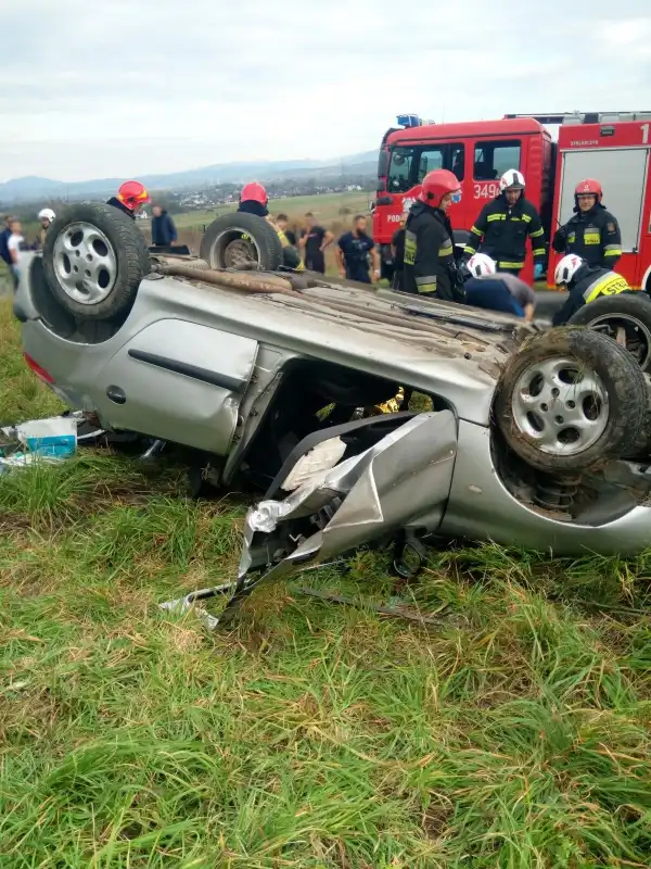 Wypadek w Gostwicy. Dachowała osobówka