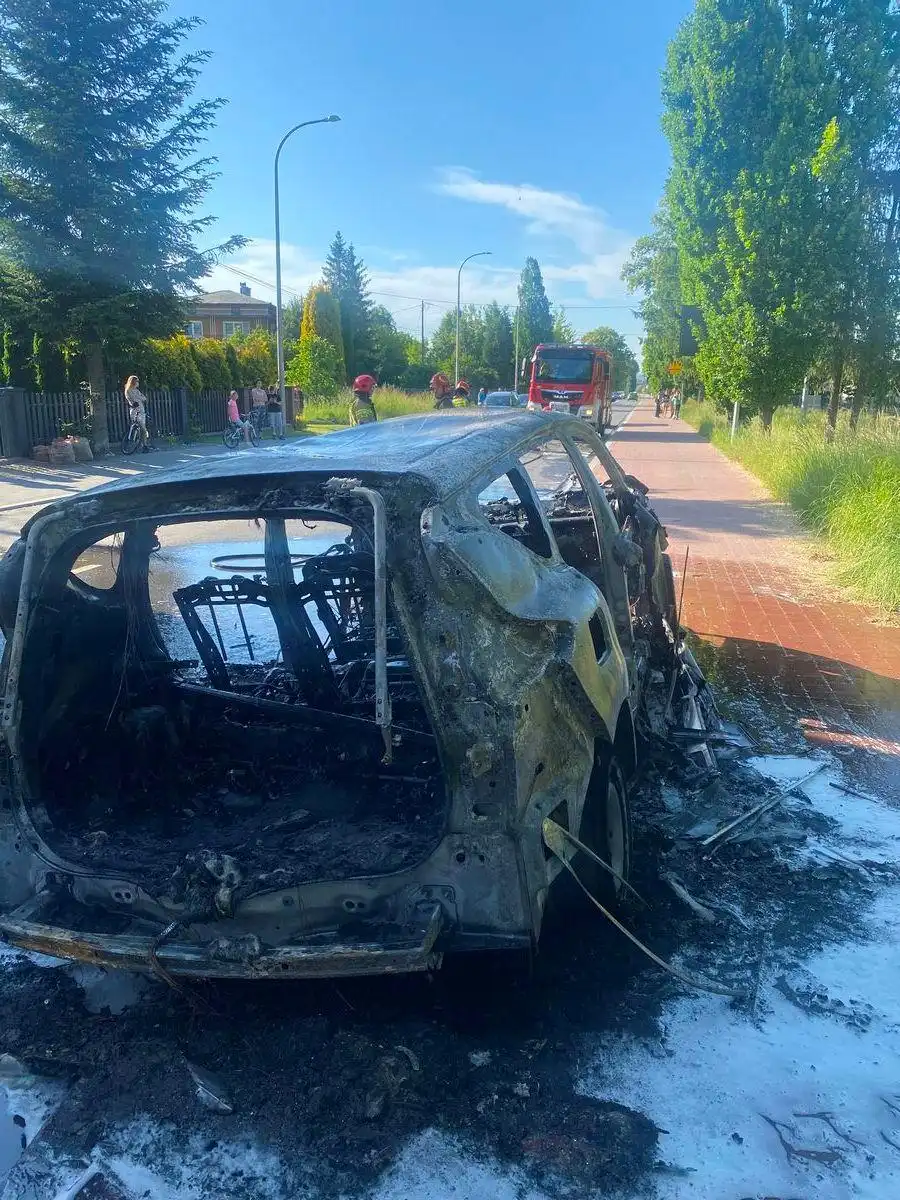 Pożar na ul. Nawojowskiej w Nowym Sączu. Spłonął samochód osobowy