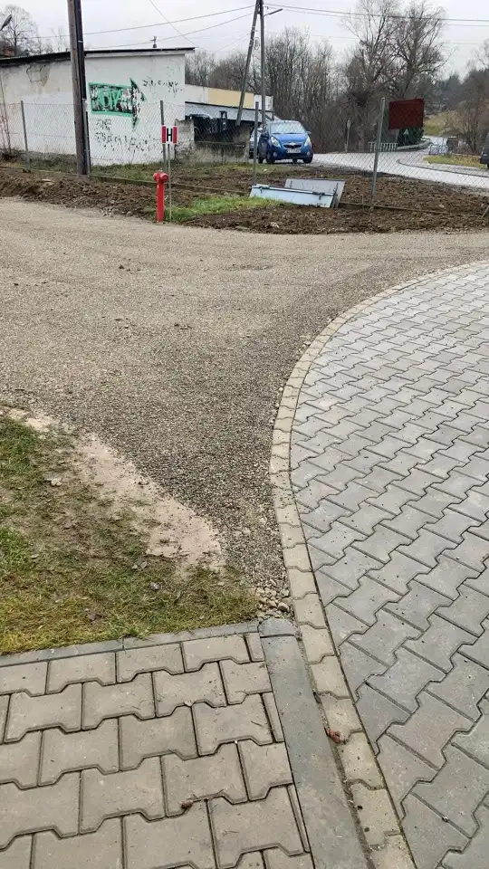 Nowy parking przy Hali Sportowej w Laskowej. Wygodniej i bezpieczniej dla rodziców i dzieci