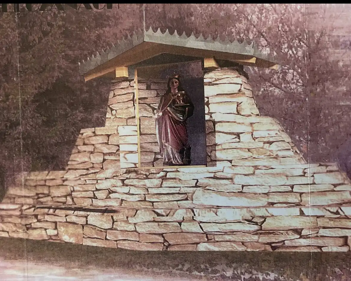 Postępuje budowa kapliczki św. Barbary. Załoga KSS Klęczany przywraca tradycję