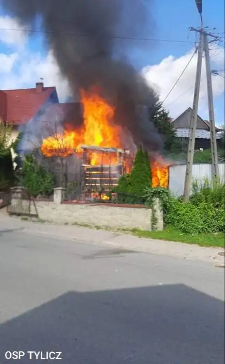 Pożar altany w Tyliczu. Zagrożony rozprzestrzenieniem ognia był dom