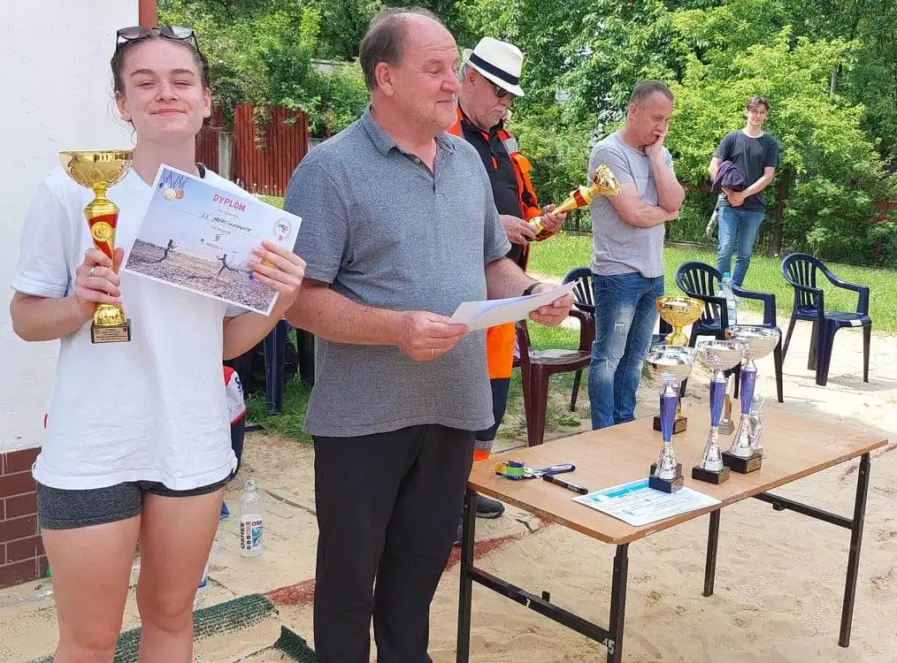 Nowi mistrzowie powiatu w piłce plażowej dziewcząt i chłopców