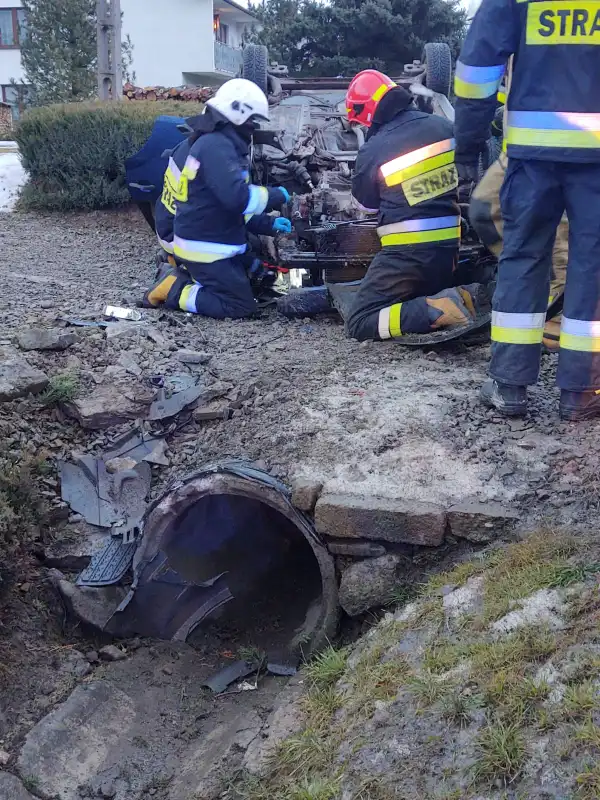 W Chomranicach dachował pojazd osobowy. Trzy osoby trafiły do szpitala