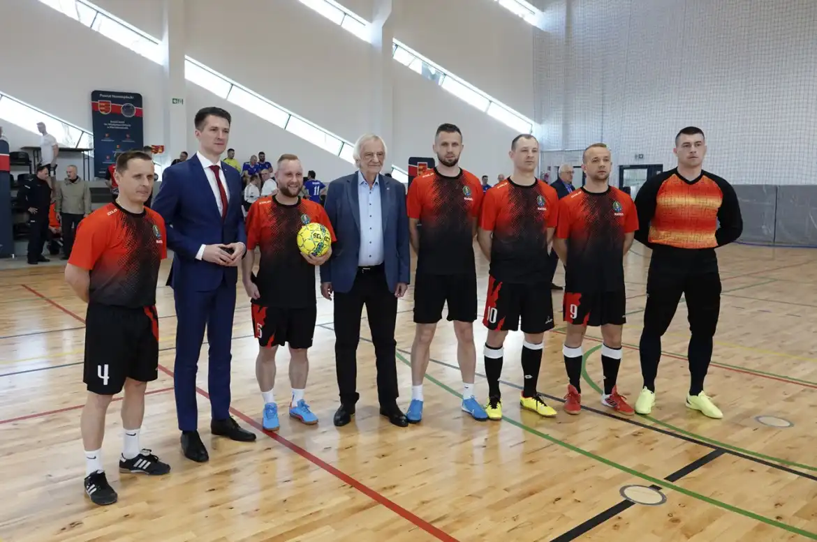 Halowy turniej piki nożnej służb mundurowych i samorządowych. Drużyna z Kamionki Wielkiej z pucharem