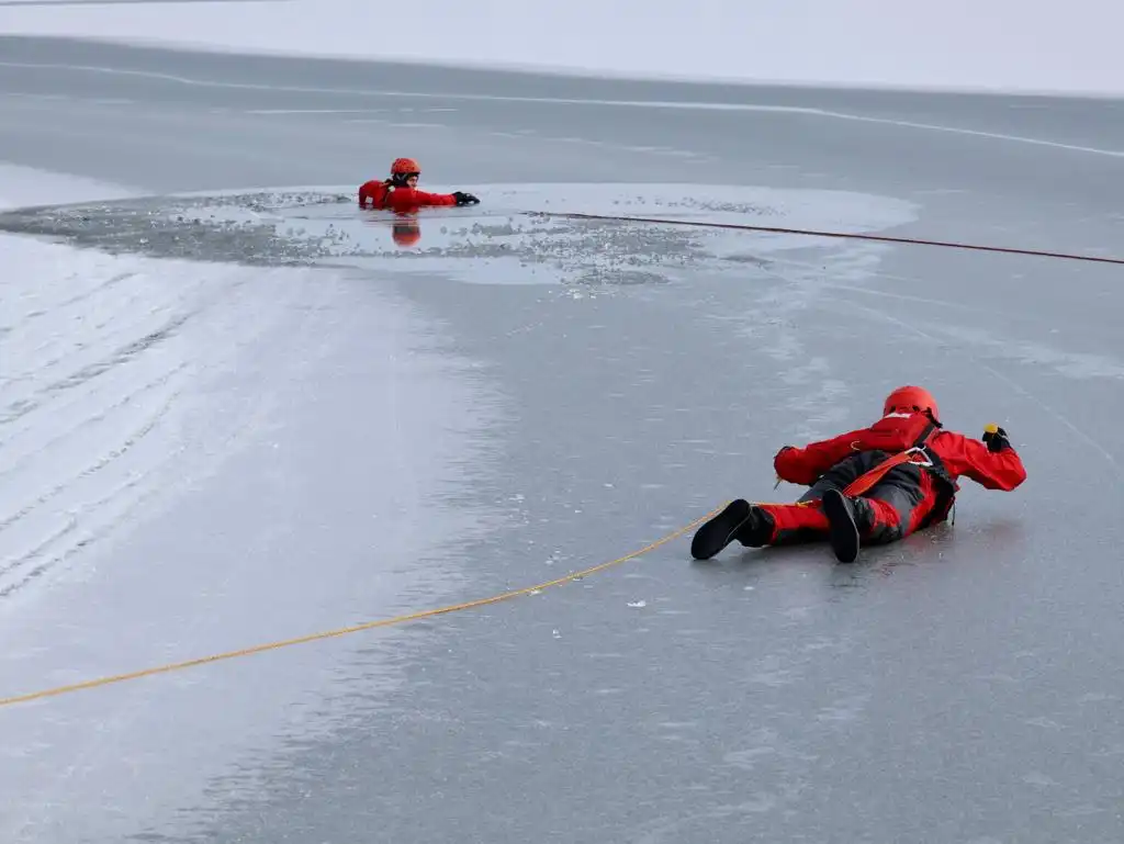 Sądecczyzna: Strażacy ćwiczyli na zamarzniętych akwenach wodnych