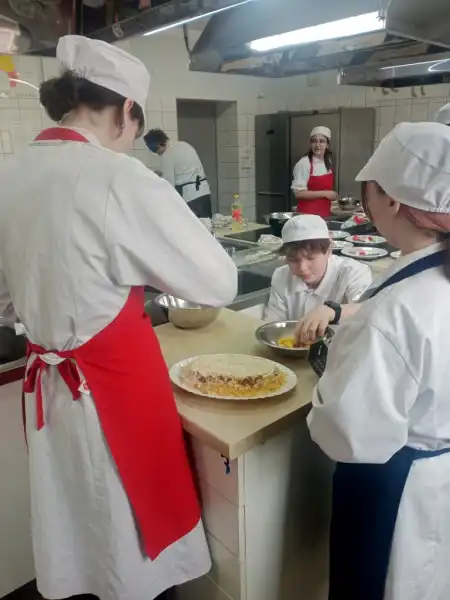 Uczniowie ZS w Starym Sączu uczą się prowadzić zakłady gastronomiczne