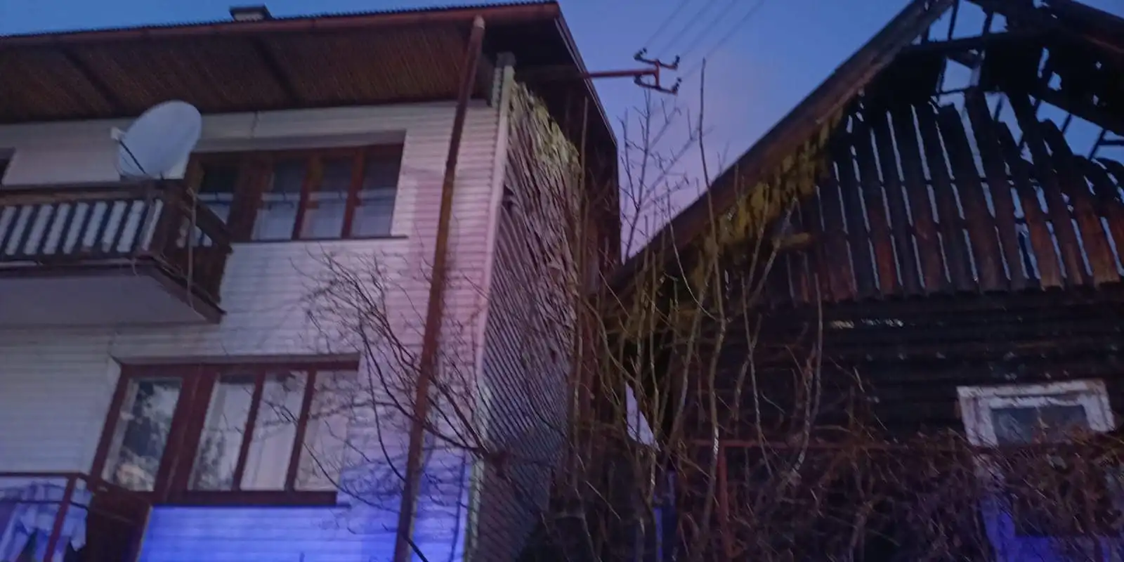 Głębokie. Groźny pożar drewnianego budynku, dwóch mężczyzn w szpitalu