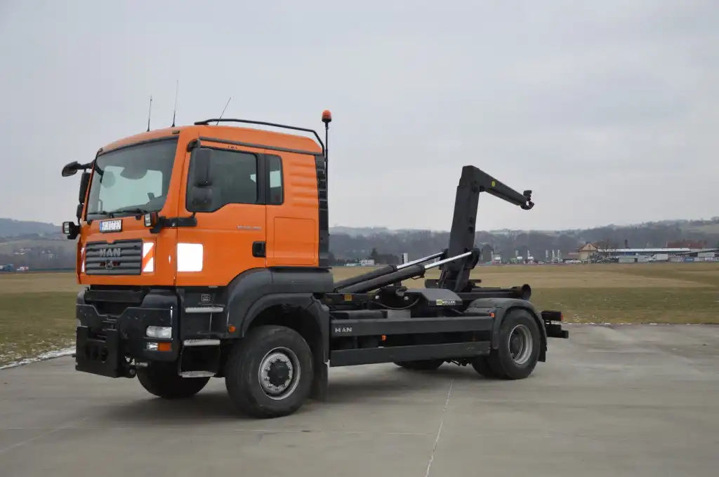 Zakład Gospodarki Komunalnej „ŁOSOSINA” z nowym samochodem