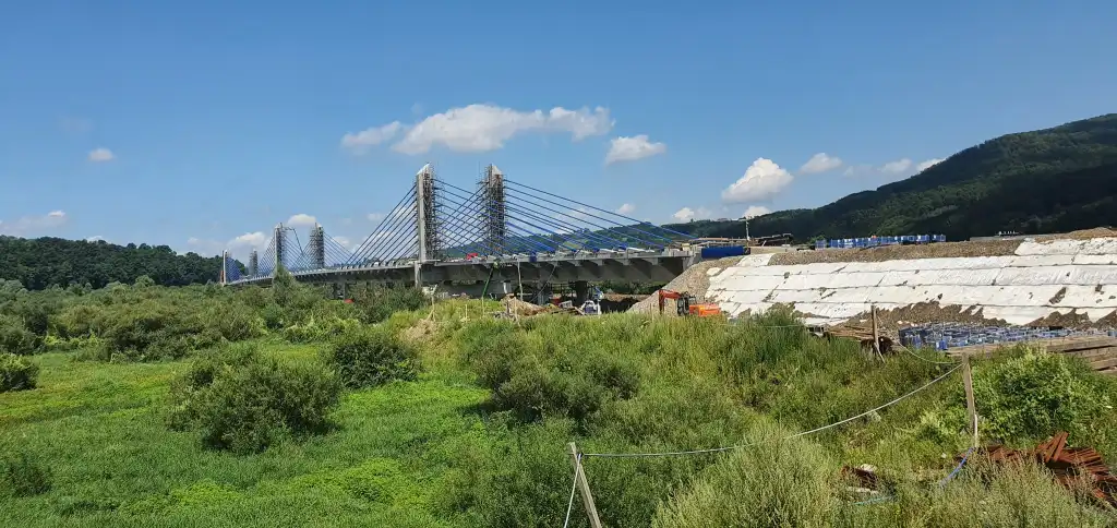 Budowa nowego mostu na Dunajcu w Kurowie idzie zgodnie z planem