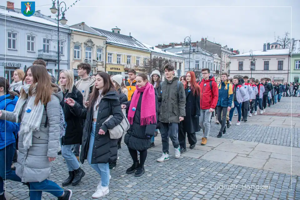 Już po raz piętnasty sądeccy maturzyści zatańczyli tradycyjnego Poloneza przed Ratuszem