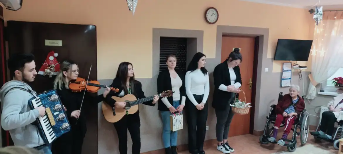 Wolontariusze zanieśli świąteczną magię do domów pomocy
