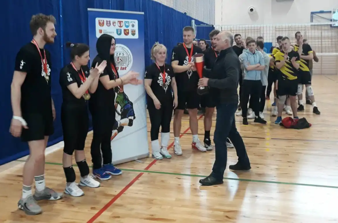 Siatkarski Turniej Walentynkowy w Marcinkowicach. W rywalizacji uczestniczyło 11 drużyn