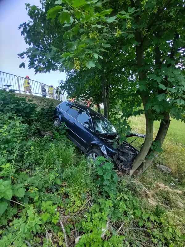 W Grybowie osobówka wypadła z drogi