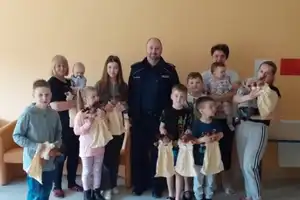 Policjanci z KPP w Gorlicach czuwają nad bezpieczeństwem uchodźców a najmłodszym wręczają maskotki