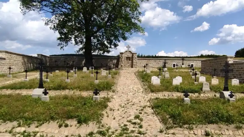 Funkcjonariusze KaOSG porządkowali cmentarze wojenne na ziemi gorlickiej