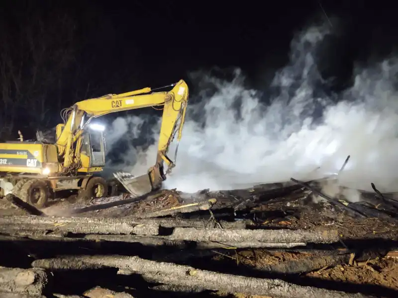 Barcice: spłonęły trzy budynki gospodarcze. Z ogniem walczyło 14 zastępów straży