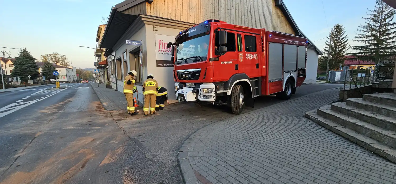 Wypadek na ul. Węgierskiej w Bobowej. Samochód uderzył w budynek