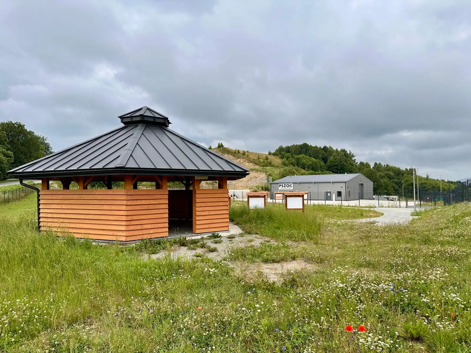 Ścieżka edukacyjna w Miłkowej już prawie gotowa. Wkrótce będą z niej korzystać uczniowie