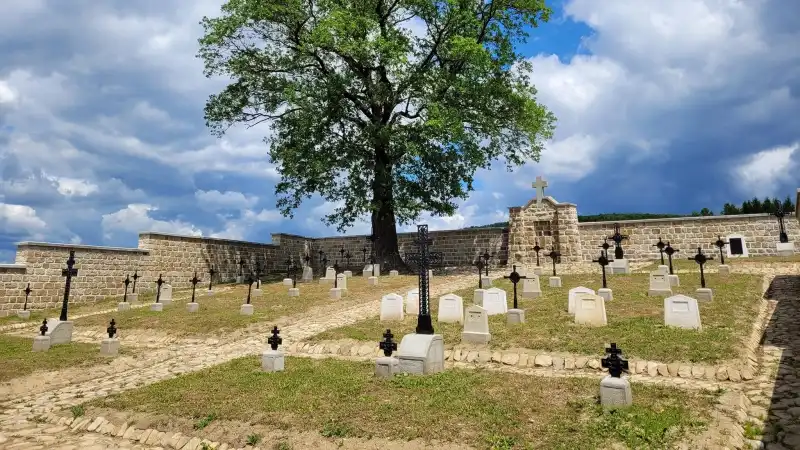 Funkcjonariusze KaOSG porządkowali cmentarze wojenne na ziemi gorlickiej