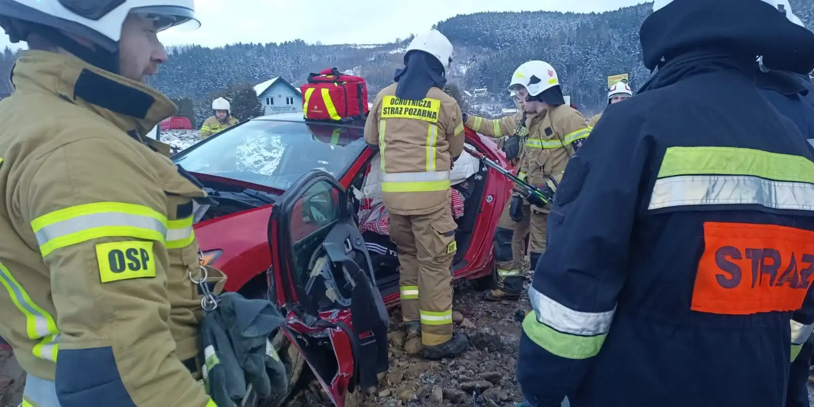 Wypadek w Maszkowicach. Samochód wypadł z drogi. Kierowca w szpitalu