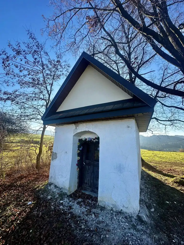 Prace remontowe przy kapliczce w Olszówce. Nowy dach, kolejne plany