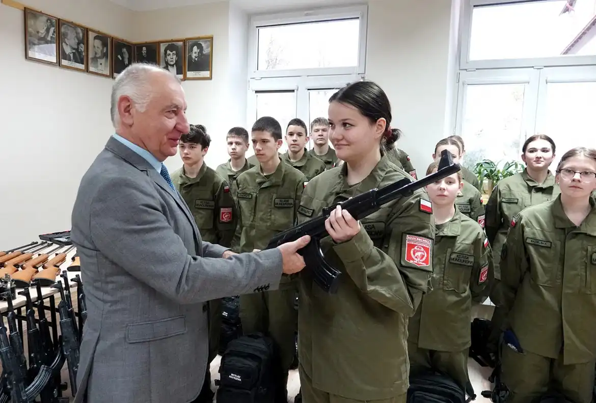 Uczniowie klasy wojskowej ZS w Marcinkowicach otrzymali mundury i sprzęt