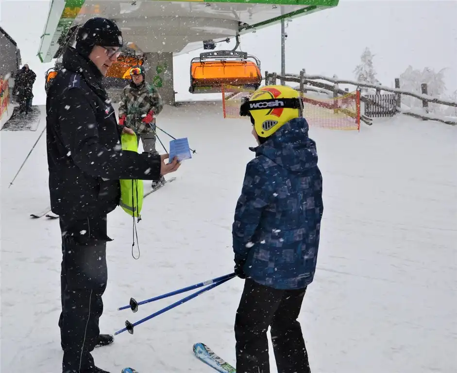 Krynica-Zdrój: Policjanci przypominali miłośnikom szusowania podstawowe zasady bezpieczeństwa na stokach narciarskich