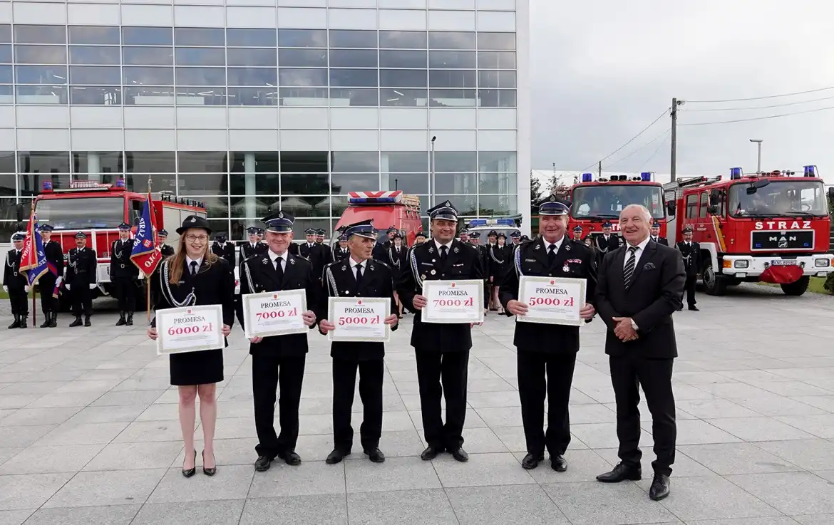 Strażacy ochotnicy z gminy Chełmiec z promesą na zakup sprzętu