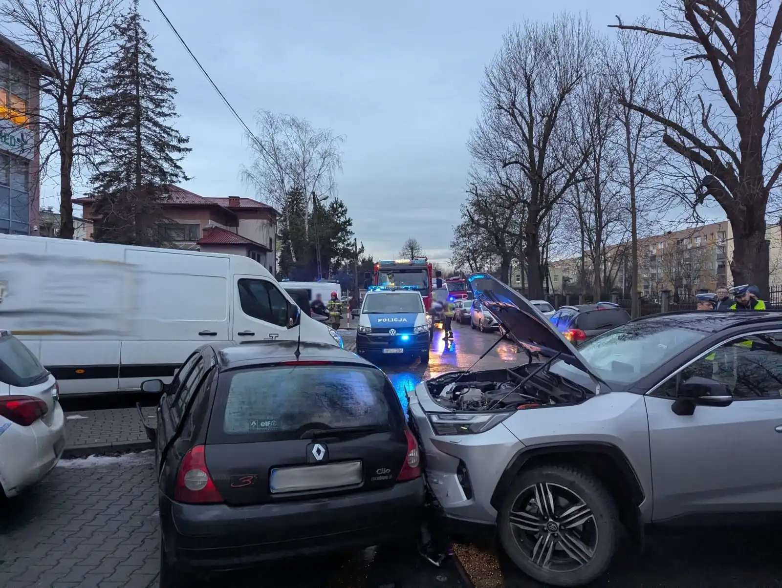 Kolizja na Poniatowskiego. Ratownicy na miejscu, jedna osoba w szpitalu