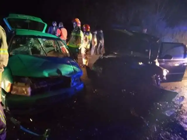 Wypadek w Kadczy. 2 osoby trafiły do szpitala