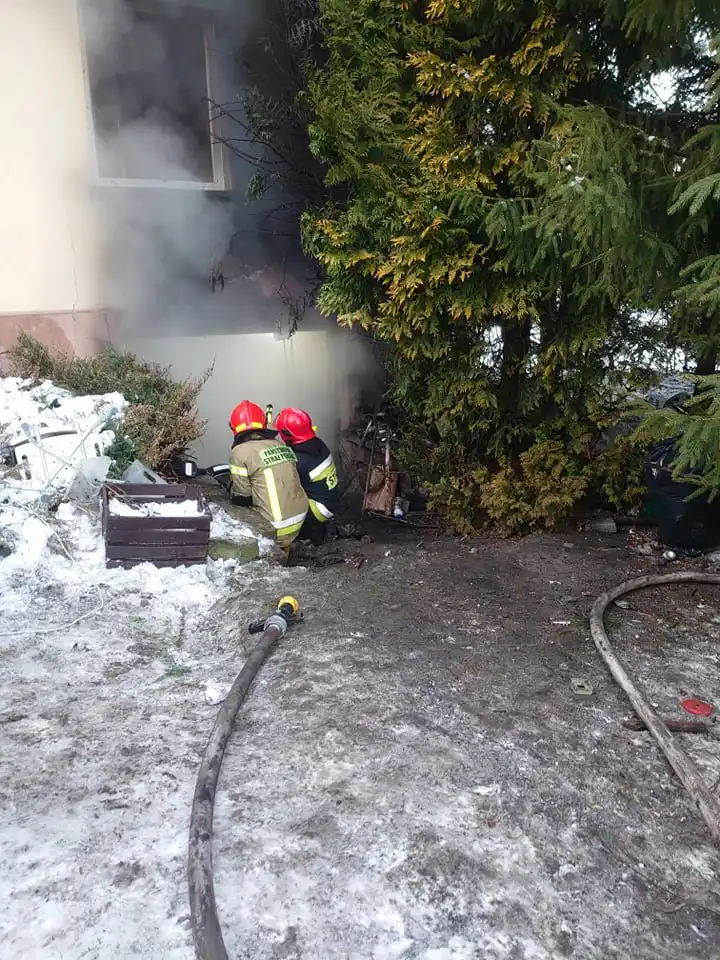 Lipowe: Pożar garażu w budynku mieszkalnym. Jedna osoba poszkodowana