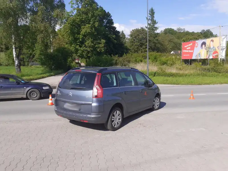 Nowy Sącz: 64-letnia rowerzystka uderzyła w wyjeżdzający z placu samochód osobowy