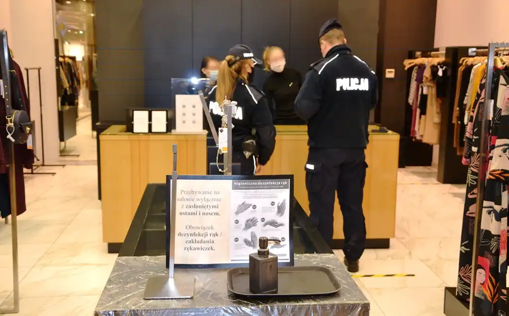 Sądeccy policjanci prowadzą wzmożone kontrole przestrzegania aktualnych zasad sanitarnych