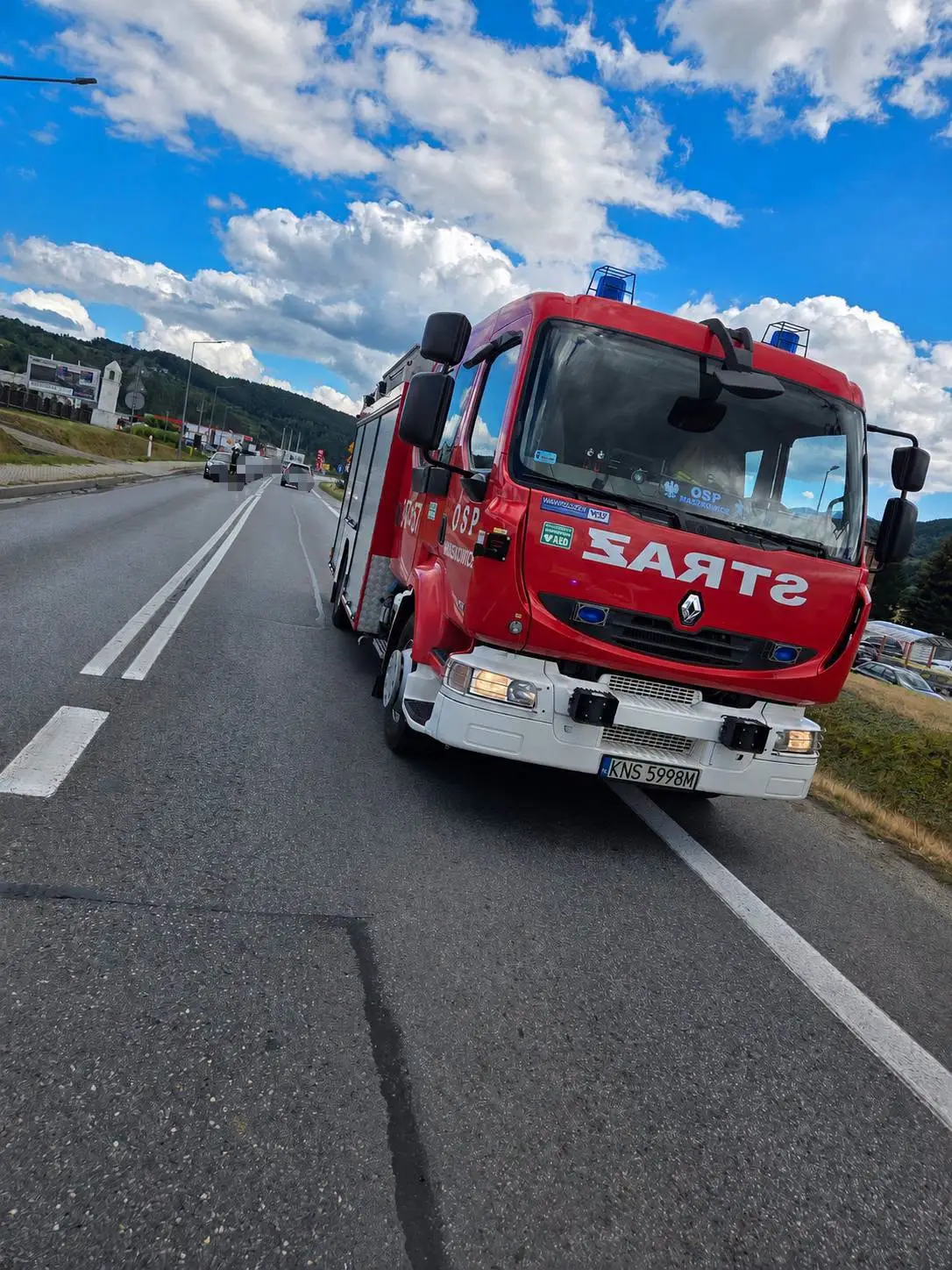 Zderzenie dwóch samochodów na DW 969 w Łącku. Na miejsce ruszyły służby