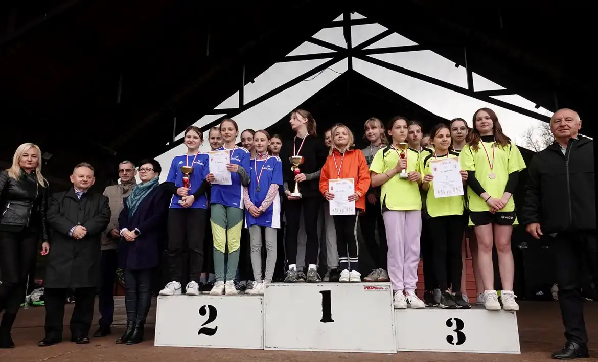 Mistrzostwa Powiatu w biegach przełajowych. W zawodach uczestniczyło blisko 800 dzieci ze szkół podstawowych i średnich z Sądecczyzny