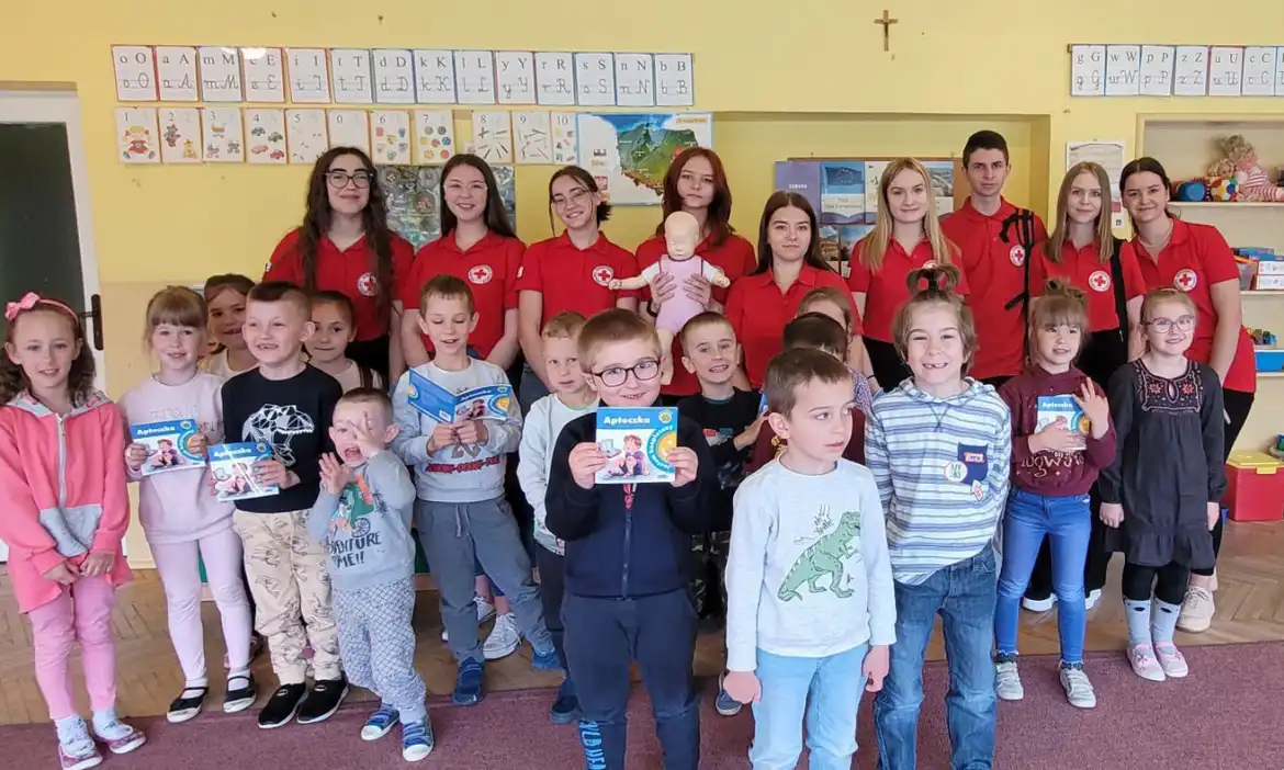LO w Starym Sączu: Społeczni Instruktorzy Młodzieżowi PCK uczyli dzieci, jak ratować życie