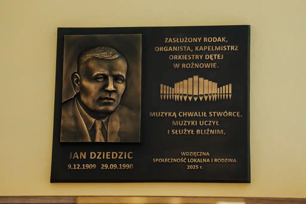 Rożnów: Odsłonięcie tablicy pamiątkowej. Hołd dla twórcy orkiestry Rożnów: Odsłonięcie tablicy pamiątkowej. Hołd dla twórcy orkiestry