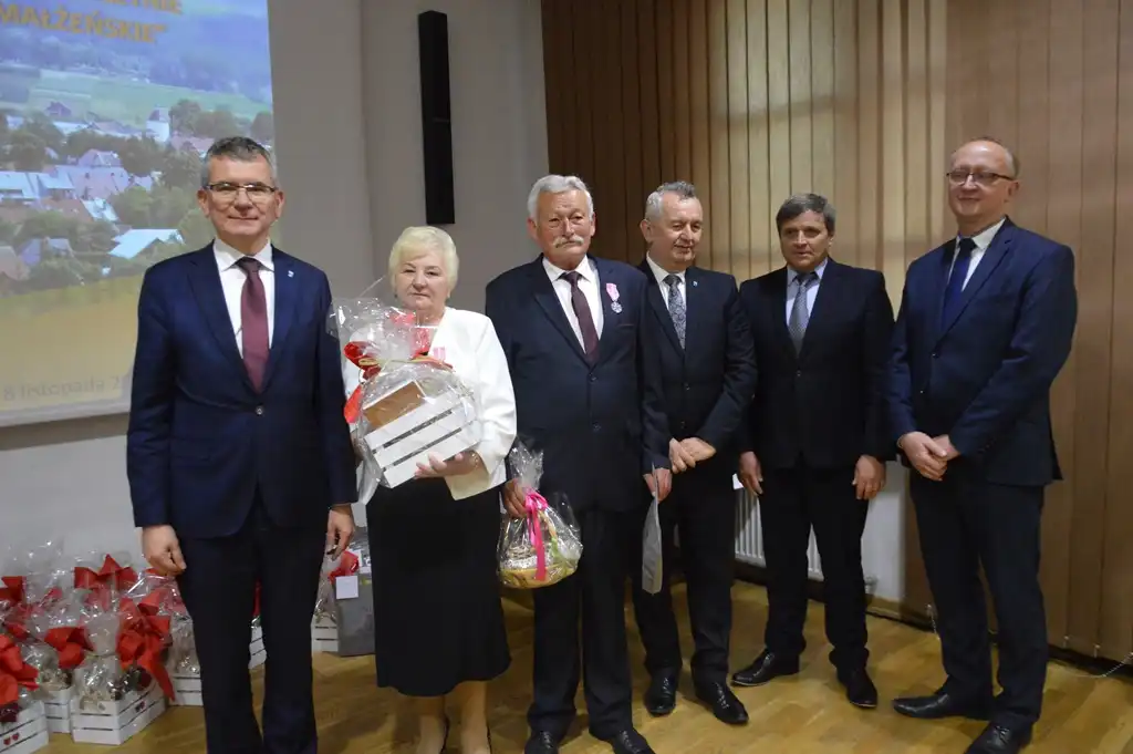 Małżeństwa z długoletnim stażem otrzymały medale od Prezydenta RP. Wśród nich pary z Gminy Stary Sącz